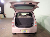 ★リヤハッチスペースも広々としてますので沢山の荷物を積むことが出来ます♪後部座席は一体式タイプで便利なお車です☆ポイント5松本店では下取車両からの用品移設もおこなっておりますのでお気軽にご相談下さい