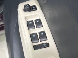 【電動格納ミラー】サイドミラーは電動格納式となっており、狭い駐車場でもキズがつくリスクを抑えられます。