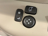 狭い駐車場で便利な電動格納ドアミラーが付いています。