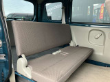 後席シートを倒せばさらに広いトランクになります。大きな荷物も楽に載せられます。