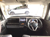 【前方視界】開放的な前方視界!運転がしやすく疲れにくいです♪窓が大きく、見通しがとっても良いおクルマですよ♪