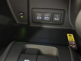 【おくだけ充電】対応している端末であれば、このアタッチメントの上にスマホを置くだけで充電が可能。ケーブルを車内に常備しておく必要もありません。