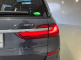 L字型リアコンビランプ:BMWの伝統的なデザインのひとつです。夜間でも誰が見てもBMWとわかる印象的なデザイン。