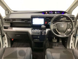 車内は光触媒抗菌消臭施工済です。インパネ周りはスタイリッシュなデザインで機能や装備も充実しています。グローブボックスやカップホルダーのほかにトレーなどたくさんの収納スペースが付いています。