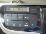 オートエアコン装備。温度設定だけで快適な車内に!