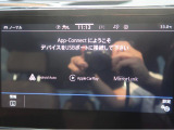 AppleCarPlay、Android Autoに対応。App-Connectを利用して、対応するアプリケーションを車載器の画面上で閲覧したり、音声で操作することが可能です。