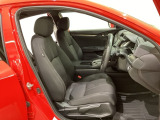 女性でも運転がしやすいように、シートの高さ調整機能(シートリフター)がついています。広い足元にゆったり座れるシートには肘掛も装備しており長距離の運転でも疲れにくいシートです。