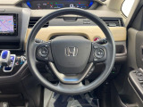 インテリアに合わせたデザインのステアリングは、運転される方のことも考え、運転しやすい形状、大きさです。是非一度、実際に触ってお確かめください。