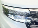 【LEDヘッドライト】悪天候や夜間走行時も良好な視界を確保し安心して運転できる高輝度LEDヘッドライトを装備!点灯速度が早く、消費電力も抑えられています。