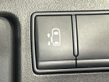 【パワースライドドア】スマートキーや運転席のスイッチでスライドドアの開閉が可能♪電動だから力を入れてドアを開ける必要が無く、小さいお子様でも、重い荷物を持っている時もラクに開け閉めできます♪