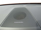 【harman kardon】ハーマンカードンのHi-Fiスペシャリストと共に、モデル別に開発・設計された専用チューニングが臨場感溢れる音響空間を実現しています。