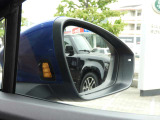 【ブラインドスポットアシスト】 車線変更アシスト機能。ドライバーの死角となる後方側面に車両を検知した際、ドアミラーに内蔵された警告灯が点滅しドライバーに注意を促します。