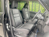 運転席まわりには十分なスペースがあり、大柄な方でもゆったり運転していただける環境です。