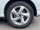 18インチ純正アルミホイール装備 全車両に標準装備の純正アルミホイールは、純正ならではのバランスの良いデザインと、走行安定性をお楽しみ頂けます。