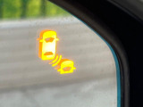 【ブラインドスポットモニタ】レーダーにより隣車線の車両を検知。車両を検知した側の表示灯が点灯。車両を検知している側に車線変更をしようとした場合、ブザーと表示で危険をお知らせします。