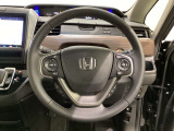 ハンドルにHondaセンシング系のクルーズコントロールやレーンキープアシストなどのスイッチと、オーディオの操作スイッチが装備されています。ハンドルから手を離さず安全に操作できます。