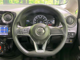 インテリアに合わせたデザインのステアリングは、運転される方のことも考え、運転しやすい形状、大きさです。是非一度、実際に触ってお確かめください。