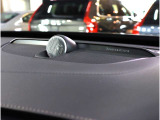 Bowers & Wilkins「トゥイーターオントップ」技術が、フロントガラスからの反射音を最小限に抑えると同時に、カラレーションを低減して、よりディテール豊かな、ピュアで原音に忠実な音を再現します。