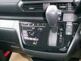 車内全体に快適な風を送り込みます☆オートエアコンなので一年中快適にすごせますタッチパネルで操作ができます。
