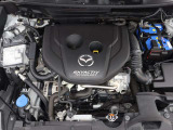 「SKYACTIV-G(ガソリン)」は、規格外の高圧縮を実現し、世界のエンジン技術者に驚きを与えました。さらに、それを維持したままノッキングの発生を抑え、熱効率を向上、走りにも寄与したエンジンです。
