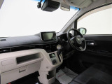 ダイハツのお店では、ダイハツ車を知り尽くしたプロフェッショナルが、専用の診断機器を使って各システムを点検しております。