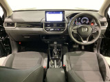 車内は光触媒抗菌消臭施工済です。インパネ周りはスタイリッシュなデザインで機能や装備も充実しています。グローブボックスやカップホルダーのほかにトレーなどたくさんの収納スペースが付いています。
