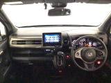 【前方視界】開放的な前方視界!運転がしやすく疲れにくいです♪窓が大きく、見通しがとっても良いおクルマですよ♪