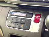 【オートエアコン】一度お好みの温度に設定すれば、車内の温度を検知し風量や温度を自動で調整。暑い…寒い…と何度もスイッチ操作をする必要はありません。快適な車内空間には必須の機能ですね♪