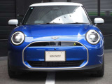 新しくなったMINIのフロントマスクです。六角形のヘキサゴンから八角形のオクタゴングリルに変更され、すっきりとした印象になりました。