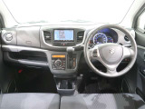 使いやすく運転しやすいレイアウトの運転席回り。