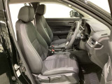 女性でも運転がしやすいように、シートの高さ調整機能(シートリフター)がついています。広い足元にゆったり座れるシートには肘掛も装備しており長距離の運転でも疲れにくいシートです。