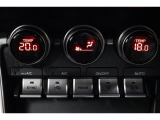 運転席と助手席、それぞれ温度調節ができ、オールシーズン快適なオートエアコンとなっております!