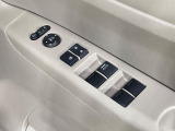 【電動格納ミラー】サイドミラーは電動格納式となっており、狭い駐車場でもキズがつくリスクを抑えられます。