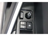 鍵の施錠開錠に合わせてドアミラーが開閉するオート格納機能付きのドアミラー。少し離れた場所からでも見た目で鍵の閉め忘れの確認が出来る便利な機能です。