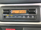 【オートエアコン】一度お好みの温度に設定すれば、車内の温度を検知し風量や温度を自動で調整。暑い…寒い…と何度もスイッチ操作をする必要はありません。快適な車内空間には必須の機能ですね♪