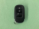 スマートキーを装備しています。鍵を差し込むことなくドアロックの開け閉めと、スタートボタン操作でのエンジンスタートができます。ボタン操作でトランクが開けられる電動テールゲートのボタンもついています。