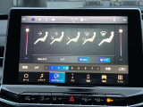 タッチスクリーンをタップするかスワイプするだけですべての機能を呼び出せます。Apple CarPlayおよびAndroid Autoに対応しスマートフォンとのシームレスな 連携も実現。さらに、USBポートを標準装備しています。
