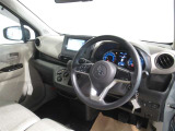 見通しのよいすっきりとした視界で、誰でも運転しやすいです。運転のしやすさは疲れにくさにも繋がりますよ♪