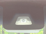 【スマートアシスト】走行中に前方の車両等を認識し、衝突しそうな時は警報とブレーキで衝突回避と被害軽減をアシスト。より安全にドライブをお楽しみいただけます。