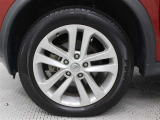 純正アルミホイールは精度が高く、走行の安定性が優れています。タイヤサイズ215/55R17