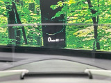 【ヘッドアップディスプレイ】現在の速度や走行情報をデジタル表示で運転席前方のガラスに投影!運転中、目線をずらさず必要な情報を確認できるのでとっても便利で安心!