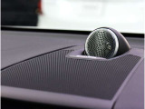Bowers & Wilkins「トゥイーターオントップ」技術が、フロントガラスからの反射音を最小限に抑えると同時に、カラレーションを低減して、よりディテール豊かな、ピュアで原音に忠実な音を再現します。