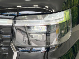 【LEDヘッドライト】悪天候や夜間走行時も良好な視界を確保し安心して運転できる高輝度LEDヘッドライトを装備!点灯速度が早く、消費電力も抑えられています。