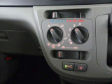 左右独立温度コントロールフルオートエアコンです。運転席、助手席それぞれで独立して温度設定ができます。冷え性の方が乗っても安心ですね♪