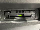【純正ビルトインETC】有料道路を利用する際に料金所で停止することなく通過できる、ETC車載器が装備されています。セットアップを行うことで利用可能になります。