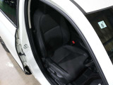 程よい硬さとホールド性が高いシートで長時間運転も快適です。