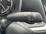【オートライト(AUTO)】外の明るさをシステムが感知して、自動でヘッドライトが点灯します。ヘッドライトをつけ忘れを防ぐ便利機能です。