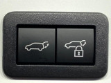 【パワーバックドア】スマートキーや運転席のボタンを押すだけでリアゲートが自動で開閉します!荷物を持っている時や、高い位置にあるバックドアを閉める際に便利な機能です♪