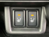 シートヒーター装備。備わっているスイッチを押すと、前席のシートがあたたかくなります。エアコンより温まるのがはやく、電力消費も抑えられるため、冬場に嬉しい装備です。