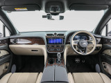 前車追従機能、レーンキープアシスト、ヘッドアップディスプレイも備わり、多数のオプションを備えております。